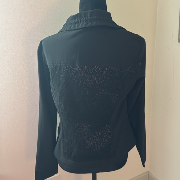 Chico’s Zenergy black full front zipper light jacket shimmer animal print Sz S - Picture 4 of 8
